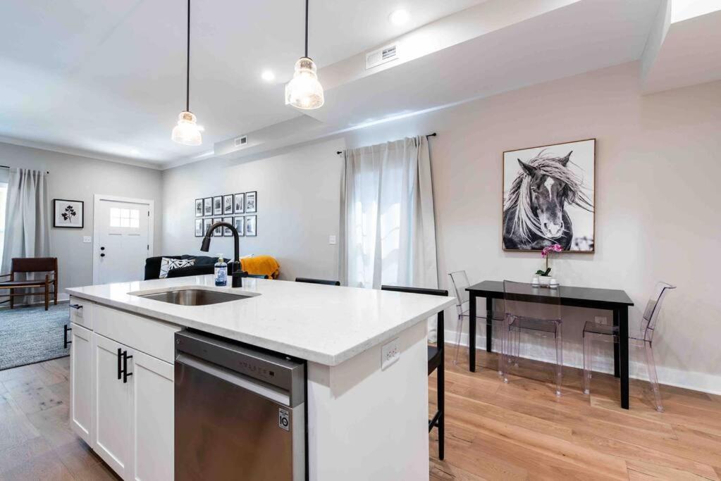 Newly Renovated 3 Bedroom Shelby Park Home **Free Parking** Louisville-Jefferson County Extérieur photo